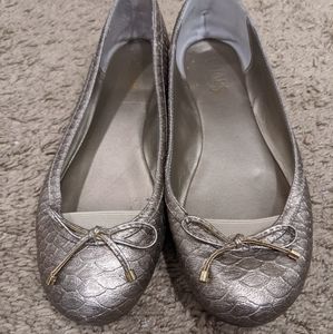 EUC SIZE 8 GOLD BOWTIE FLATS